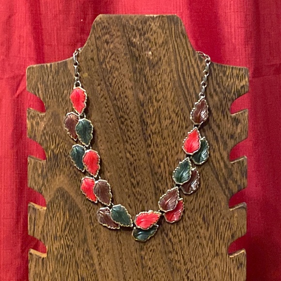 unknown Jewelry - Vintage mid century leaf pattern necklace green red brown hook clasp, thermoset?